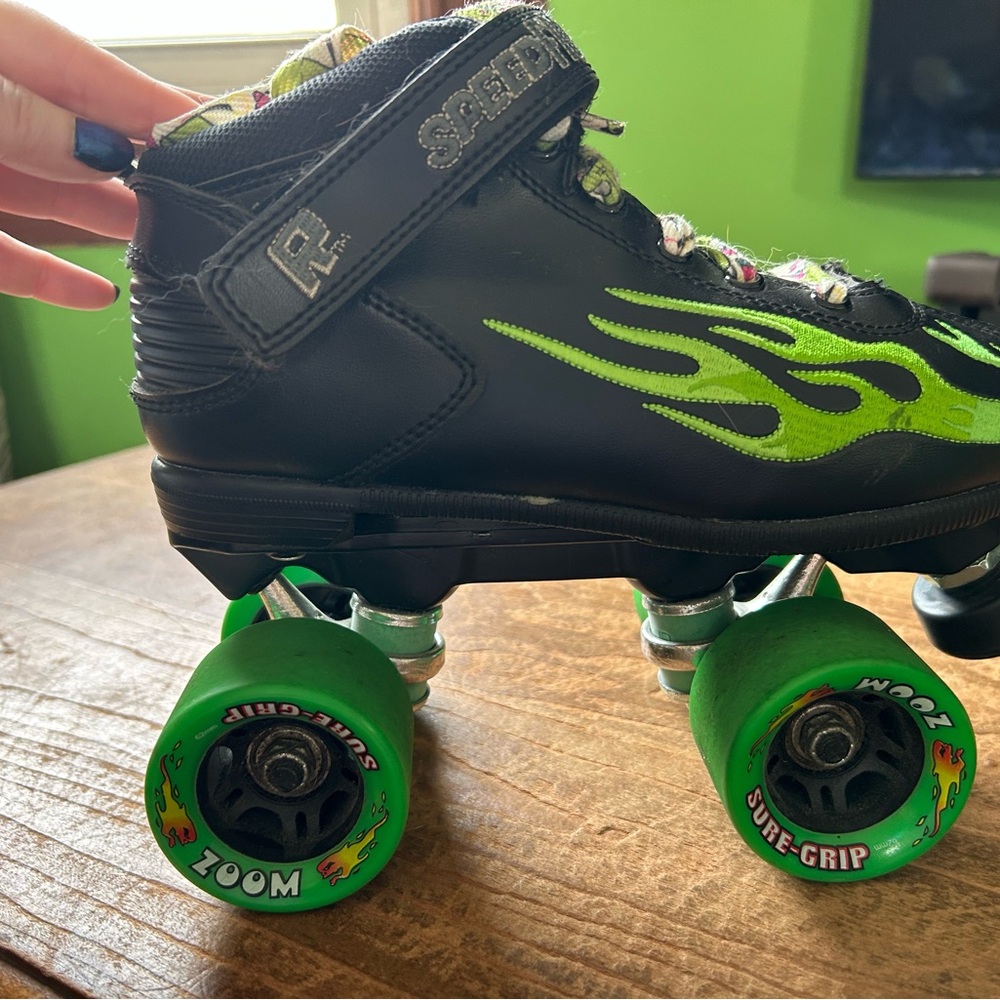 Stylish Black and Green Roller Skates - Picture 5 of 10